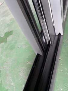 cửa nhôm lùa 3 ray có lưới chống muỗi