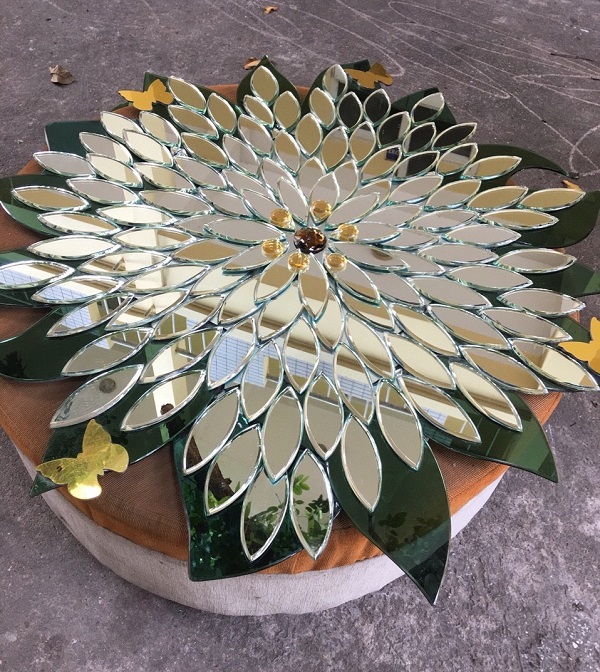 kính màu ghép là gì