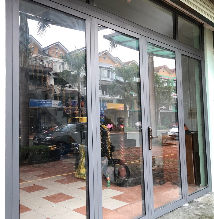 Mẫu cửa nhôm xingfa 4 cánh màu xám ghi Mẫu cửa nhôm xingfa 4 cánh