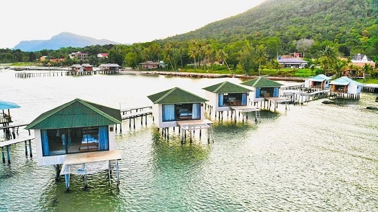 nhà lắp ghép nổi trên sông
