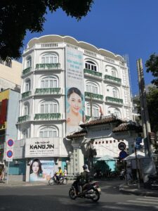 thi công cửa nhôm Xingfa tại Thẩm mỹ viện KangJin Quận 3